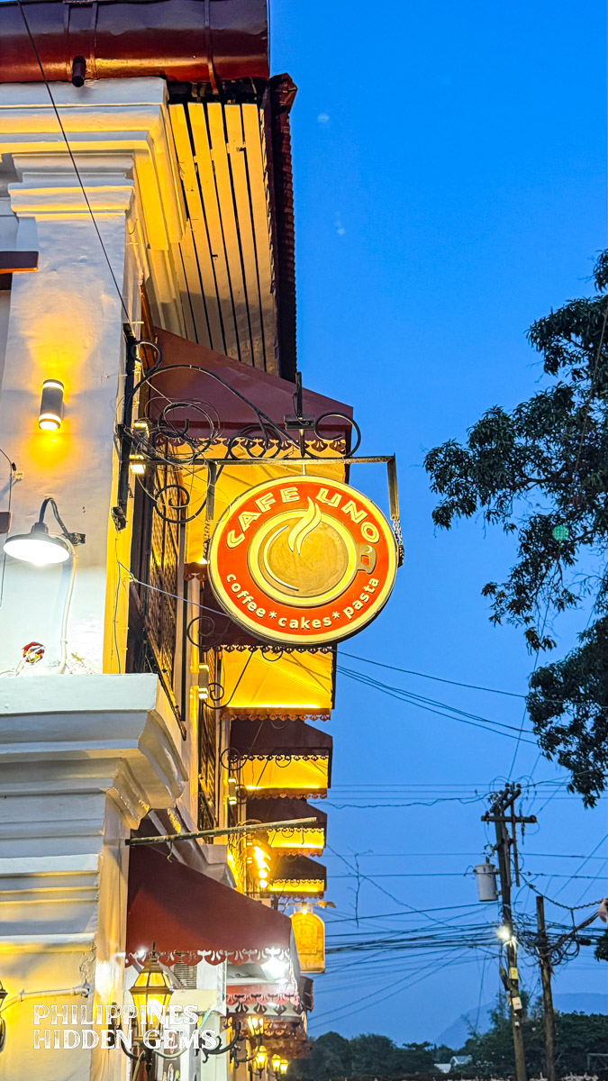 A circular sign that says "Cafe Uno".