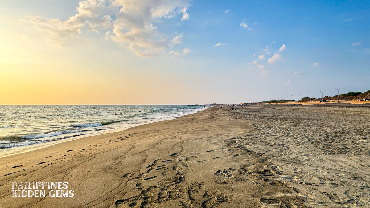 Beach in Vigan at sunset.